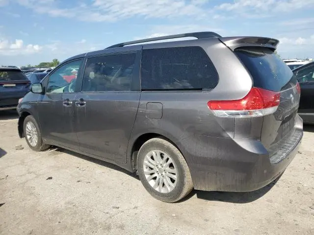 2013 TOYOTA SIENNA XLE