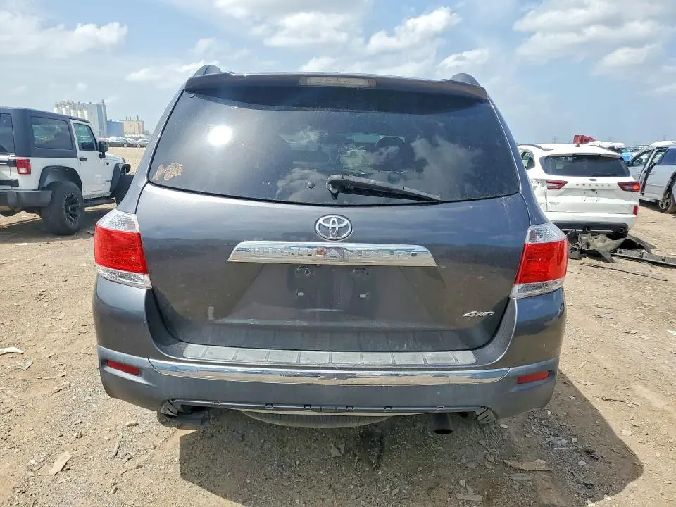 2011 TOYOTA HIGHLANDER SE  