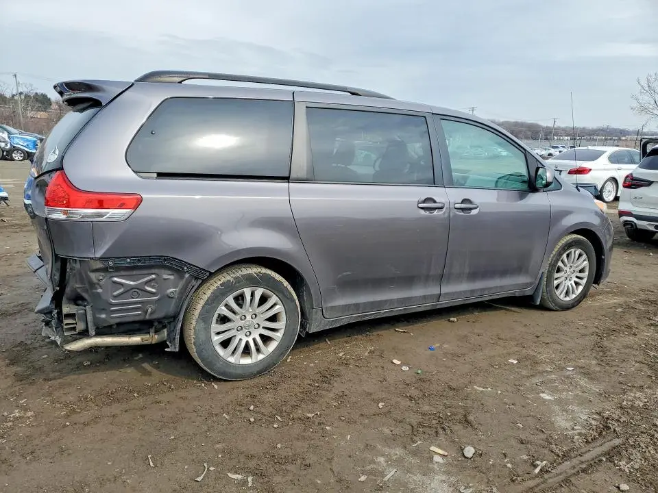2014 TOYOTA SIENNA XLE 8-PASSENGER  