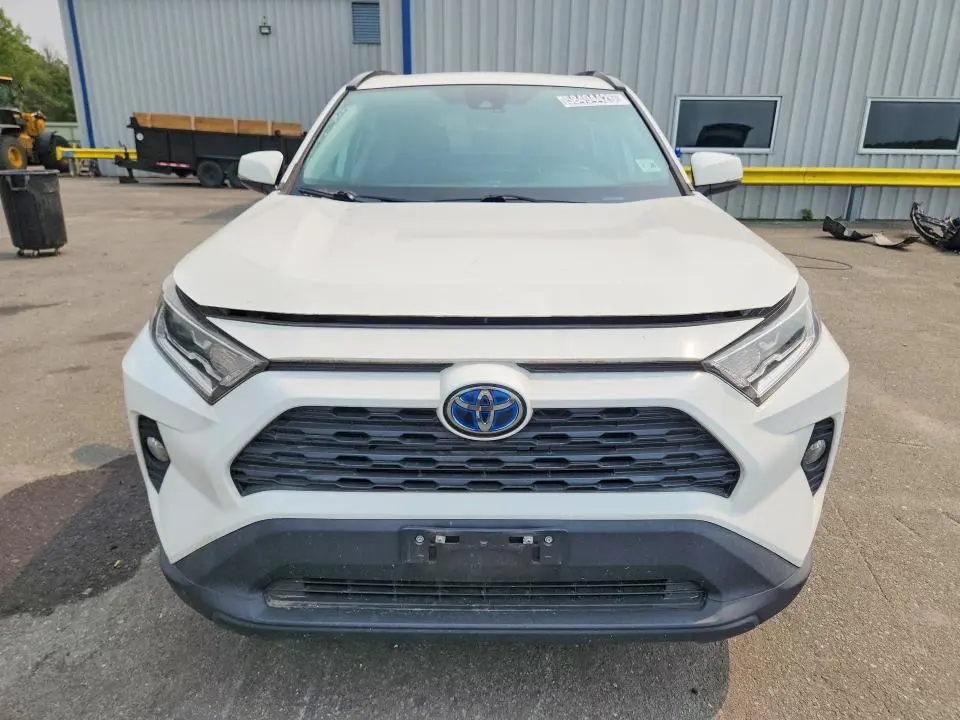 2021 TOYOTA RAV4 XLE  