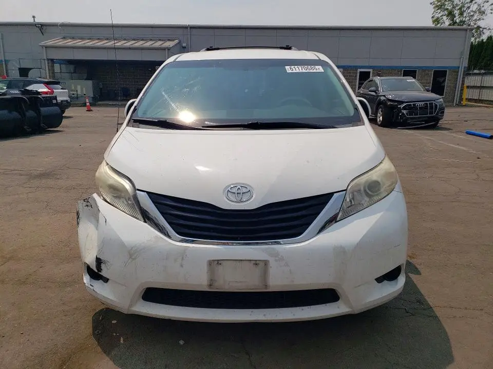 2013 TOYOTA SIENNA LE  