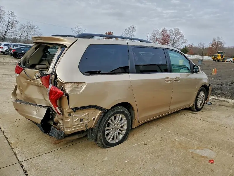 2014 TOYOTA SIENNA XLE  