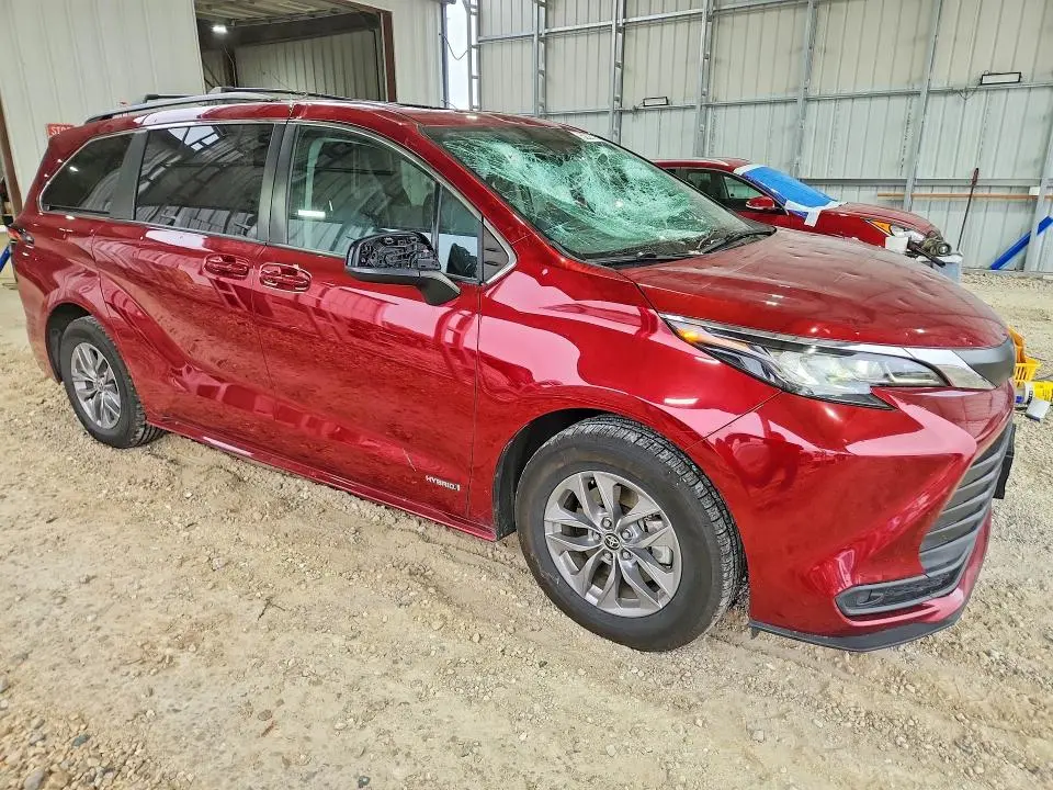 2021 TOYOTA SIENNA LE  