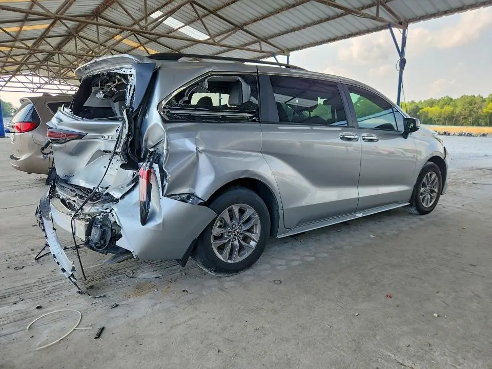 2025 TOYOTA SIENNA XLE 8-PASSENGER  