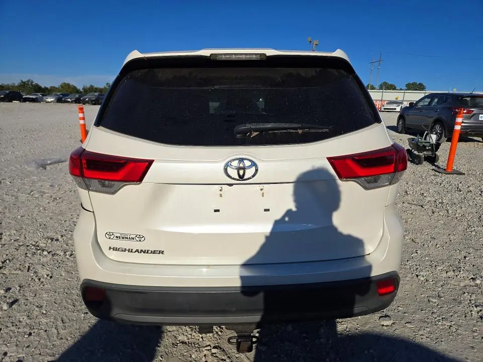 2019 TOYOTA HIGHLANDER LE  