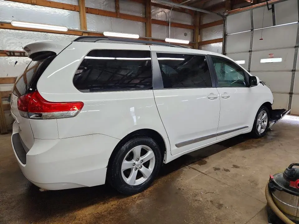 2014 TOYOTA SIENNA LE  