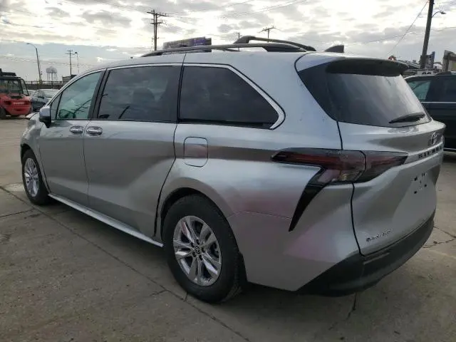 2025 TOYOTA SIENNA XLE  