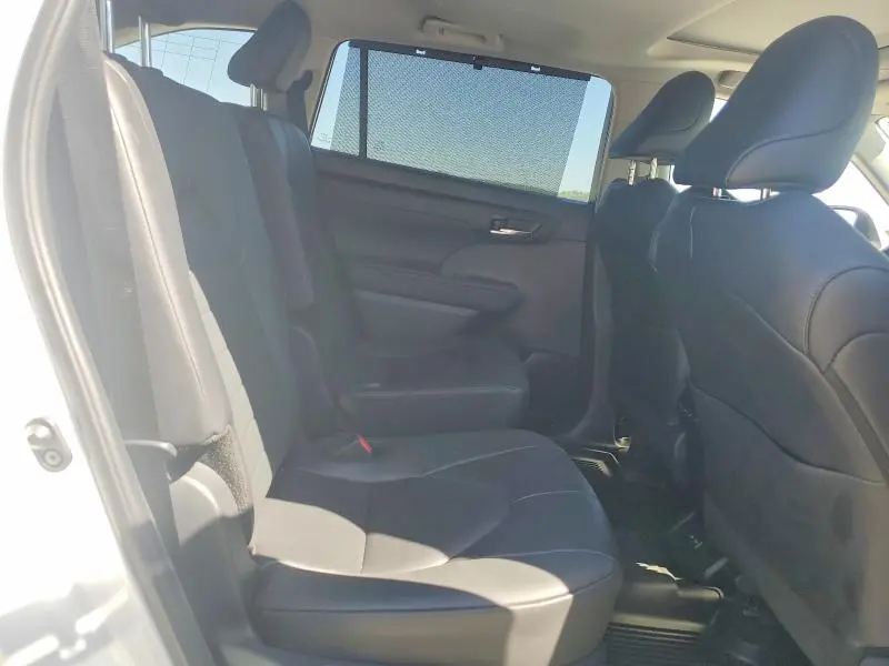 2024 TOYOTA HIGHLANDER XLE  