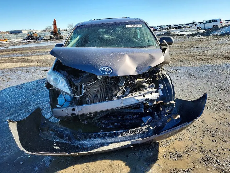 2016 TOYOTA SIENNA XLE  