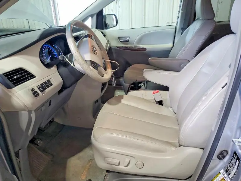 2014 TOYOTA SIENNA XLE 8-PASSENGER  