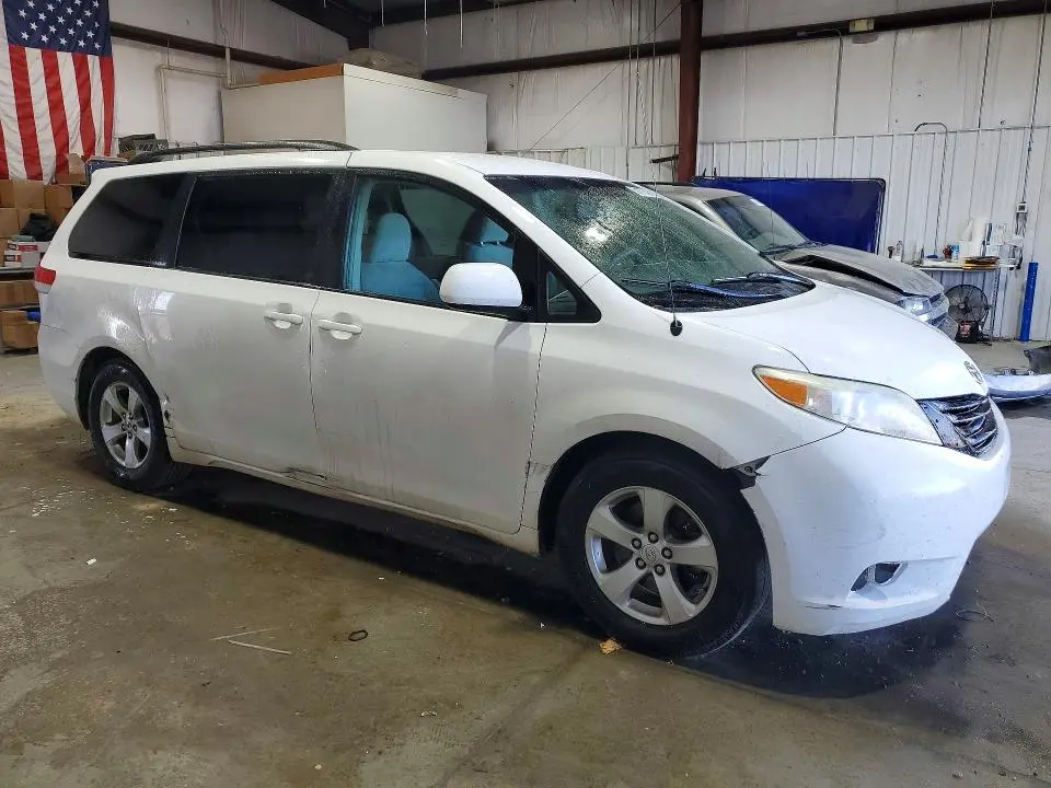 2014 TOYOTA SIENNA LE  