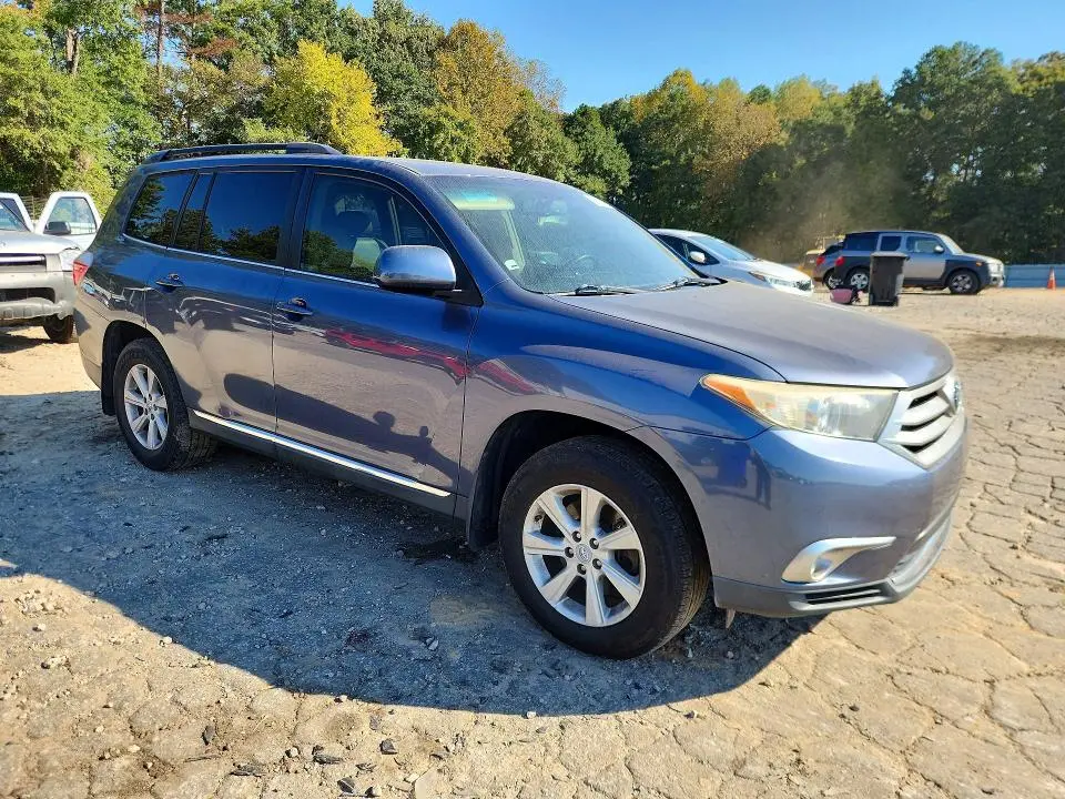 2011 TOYOTA HIGHLANDER SE  