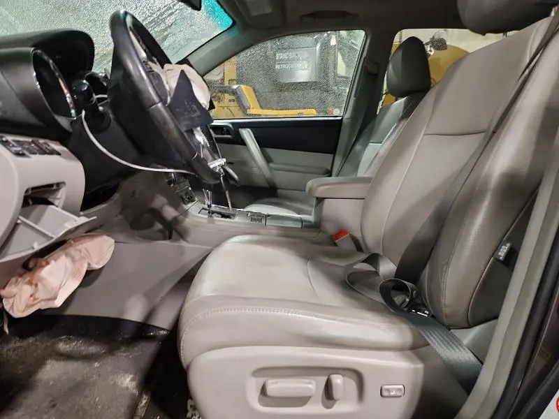 2011 TOYOTA HIGHLANDER SE  