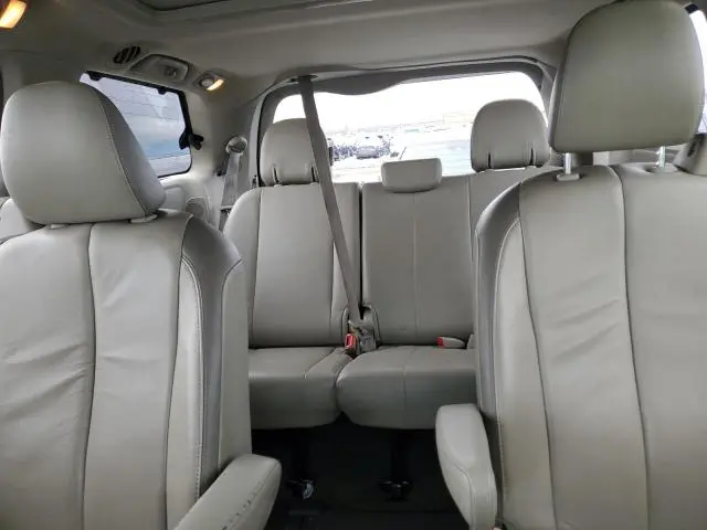 2013 TOYOTA SIENNA XLE