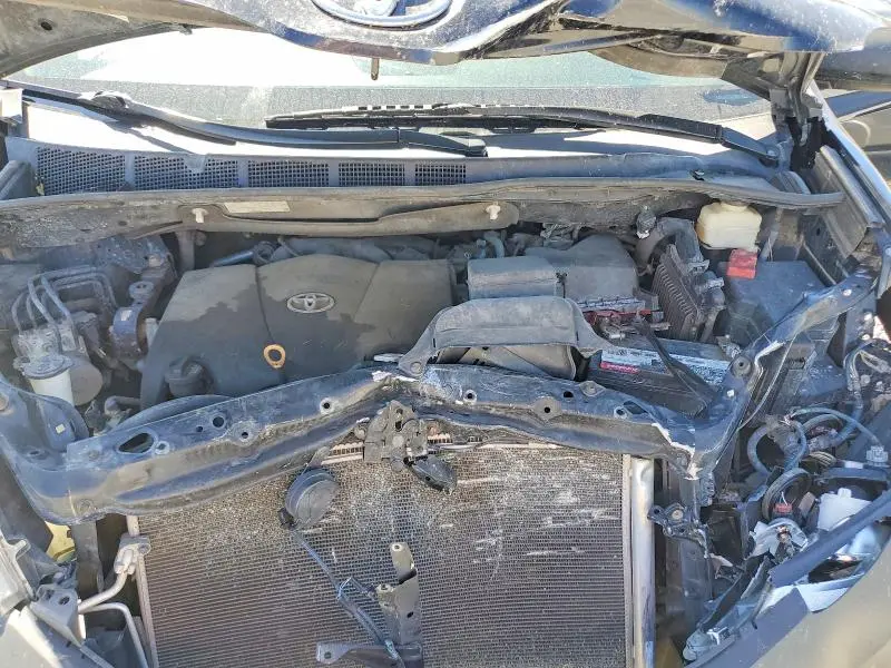 2017 TOYOTA SIENNA LE  
