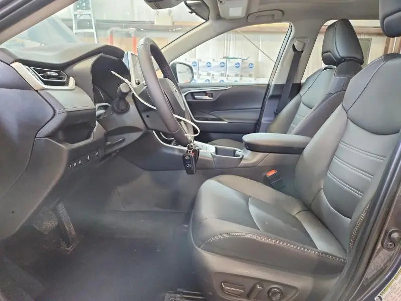 2025 TOYOTA RAV4 XLE  
