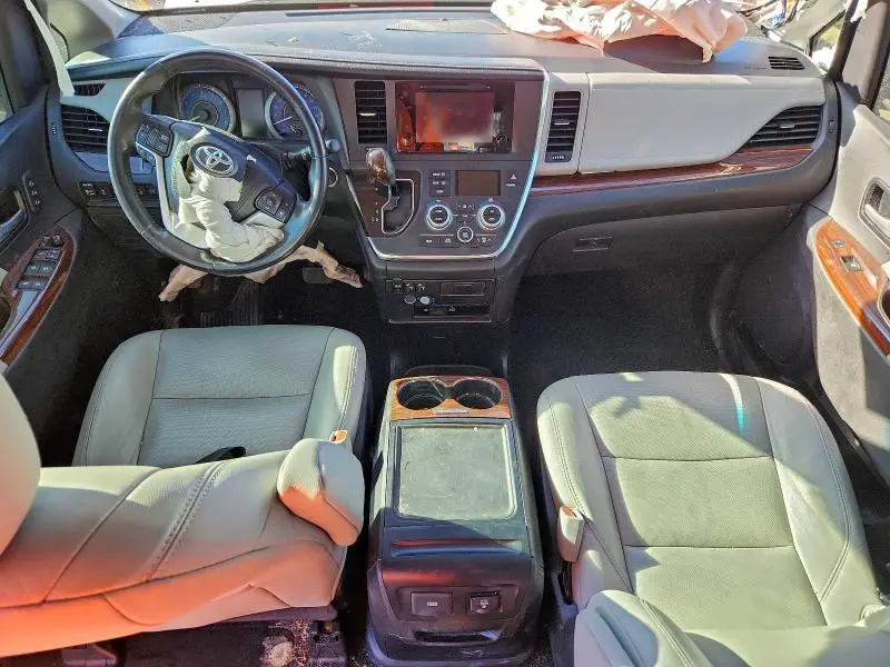 2017 TOYOTA SIENNA XLE  