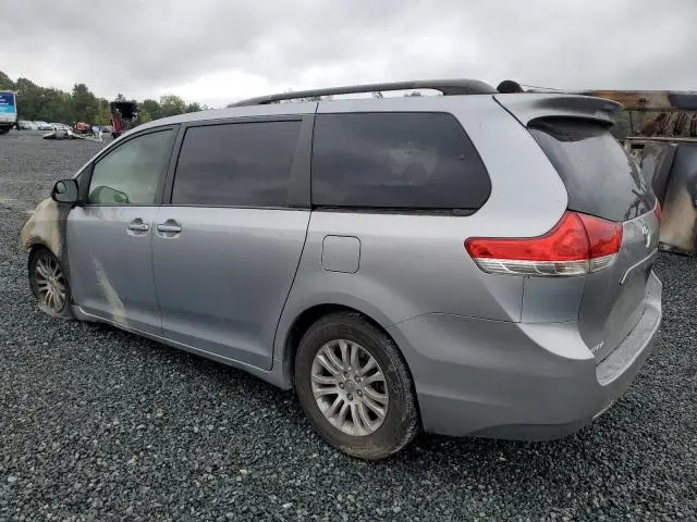 2013 TOYOTA SIENNA XLE