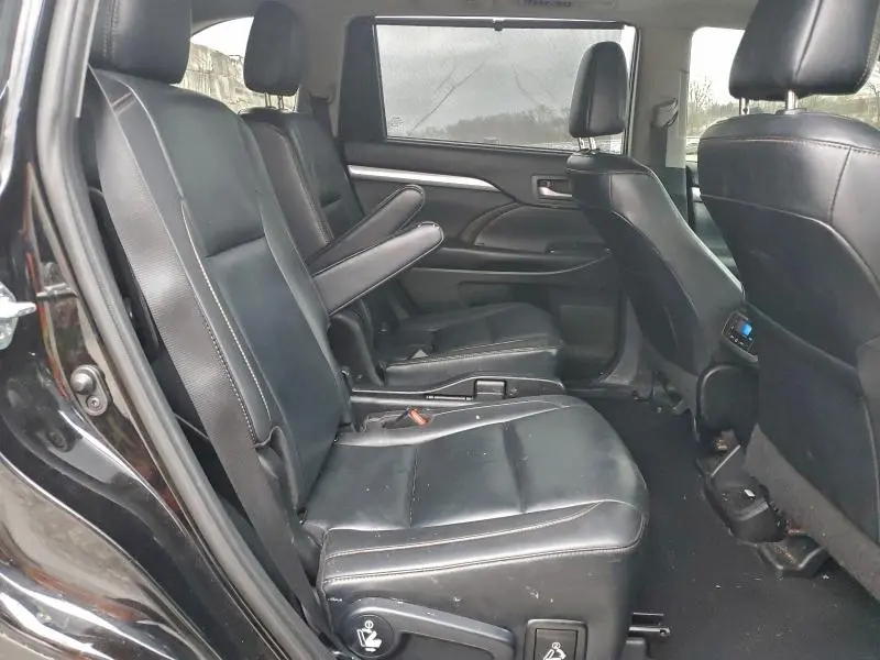 2019 TOYOTA HIGHLANDER SE  