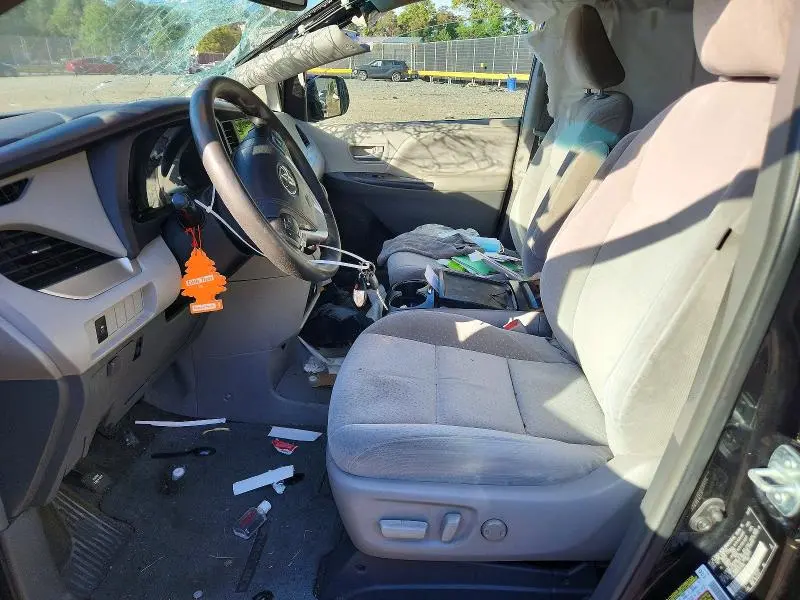 2015 TOYOTA SIENNA LE  