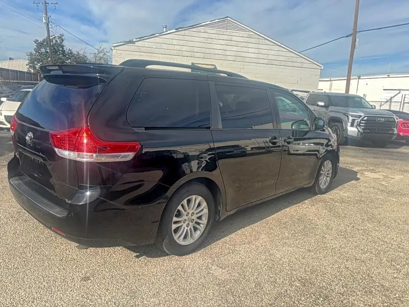 2011 TOYOTA SIENNA XLE  