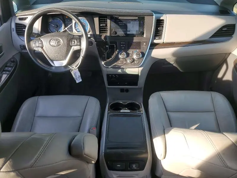2017 TOYOTA SIENNA XLE  