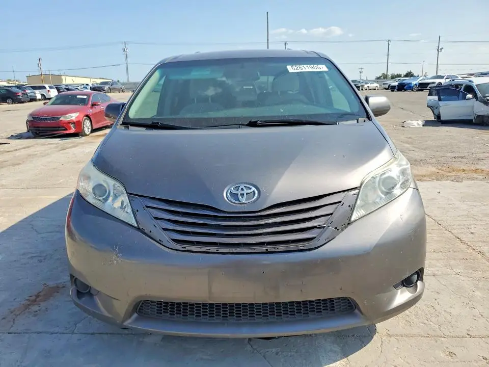 2017 TOYOTA SIENNA LE  