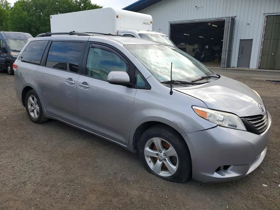 2013 TOYOTA SIENNA LE  