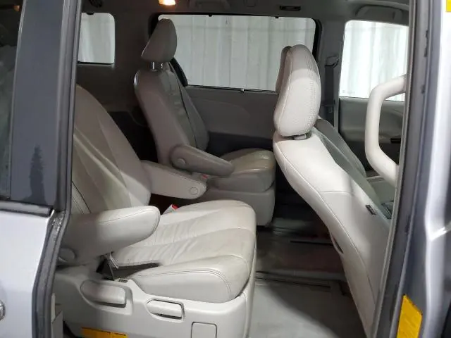 2013 TOYOTA SIENNA XLE  