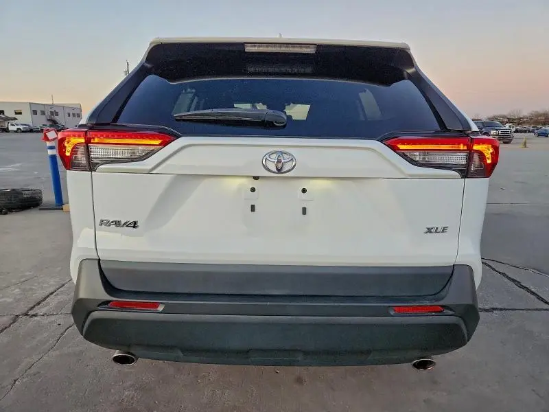 2022 TOYOTA RAV4 XLE  