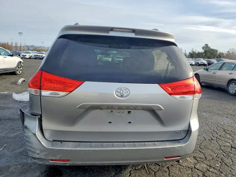 2013 TOYOTA SIENNA XLE 8-PASSENGER  