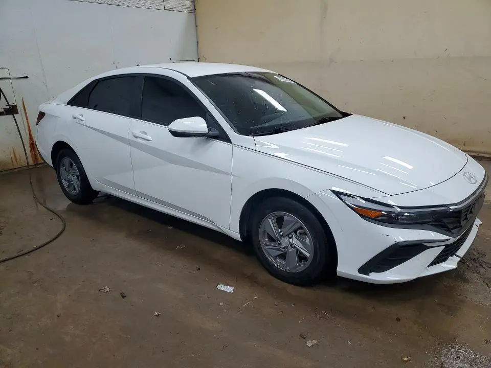 2024 HYUNDAI ELANTRA SE  