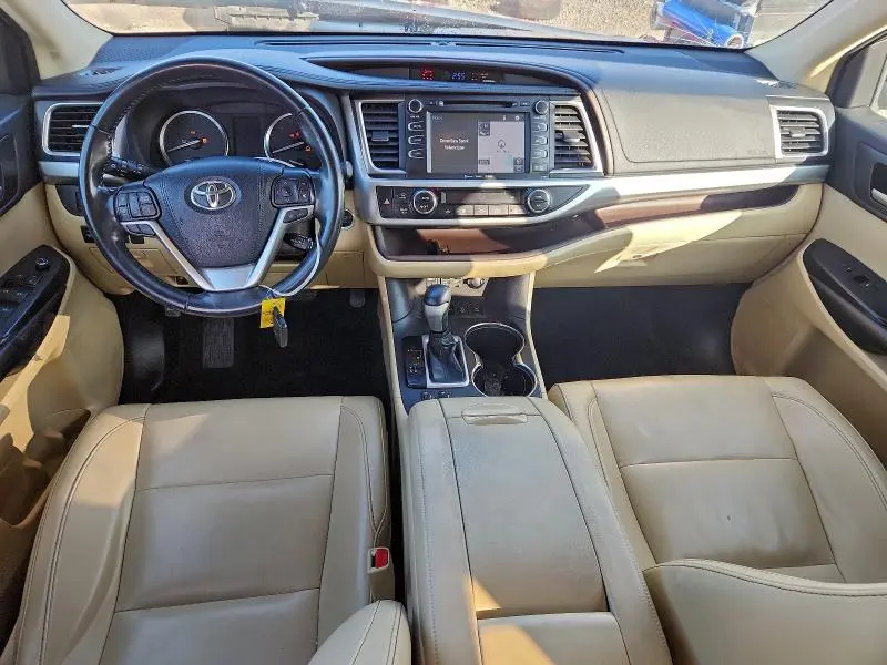2019 TOYOTA HIGHLANDER SE  