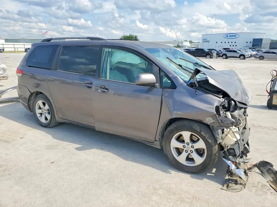 2014 TOYOTA SIENNA LE  
