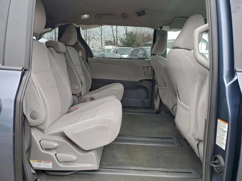2017 TOYOTA SIENNA LE  