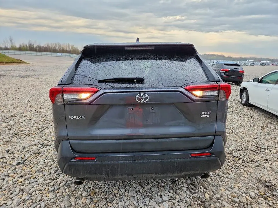 2021 TOYOTA RAV4 XLE  