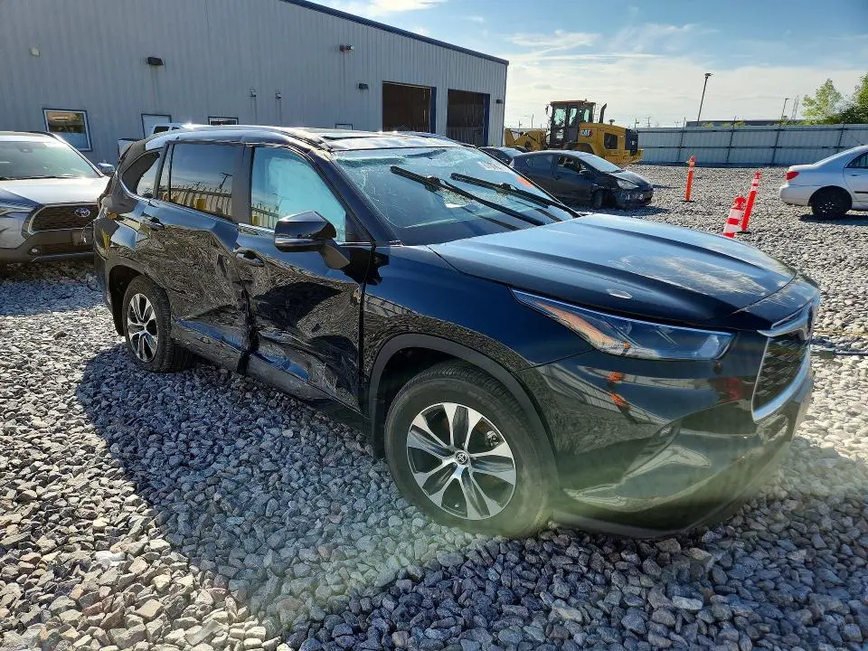 2023 TOYOTA HIGHLANDER XLE  