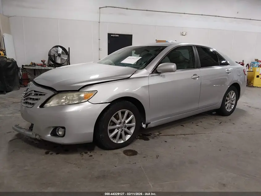 2011 TOYOTA CAMRY XLE V6