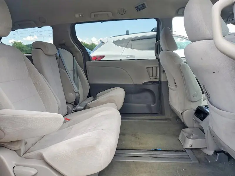 2016 TOYOTA SIENNA LE  