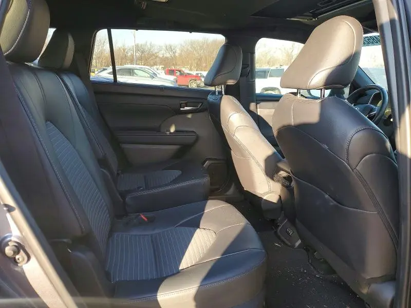 2024 TOYOTA HIGHLANDER LE  