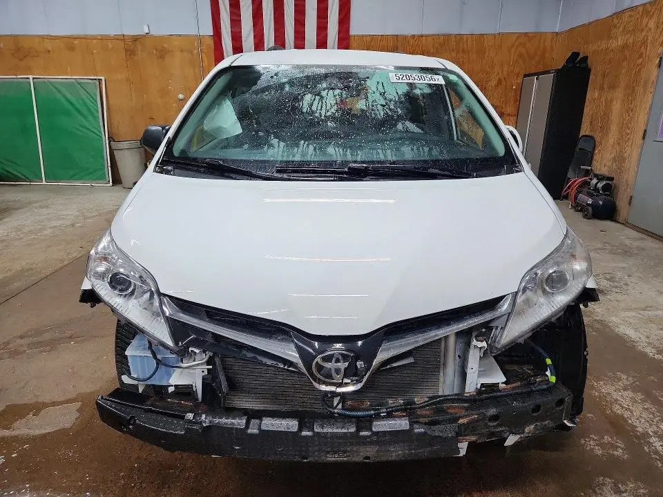 2020 TOYOTA SIENNA LE  