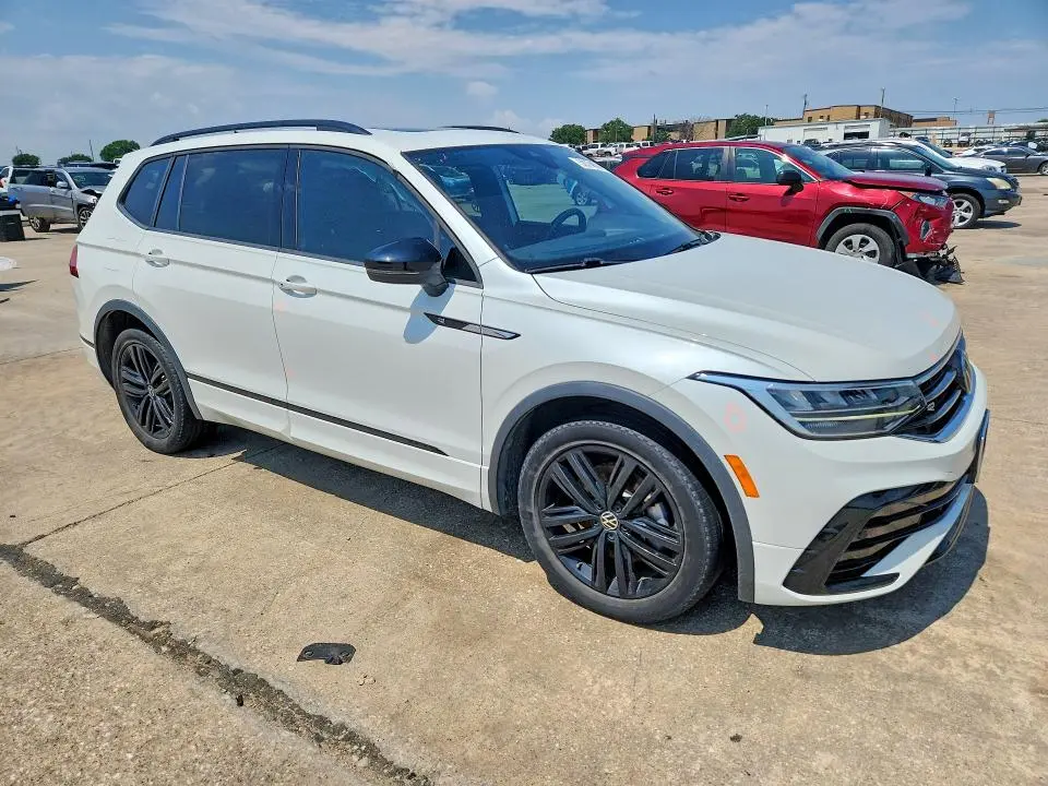 2022 VOLKSWAGEN TIGUAN SE R-LINE BLACK  