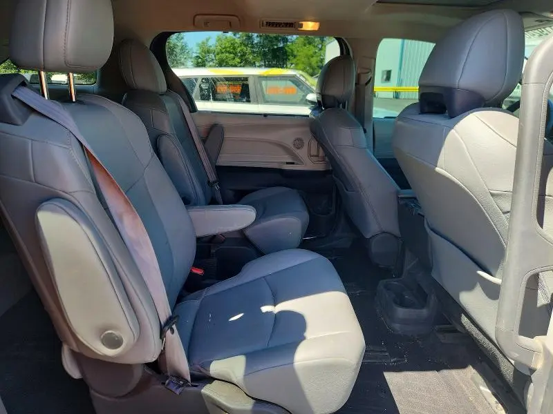 2021 TOYOTA SIENNA XLE  