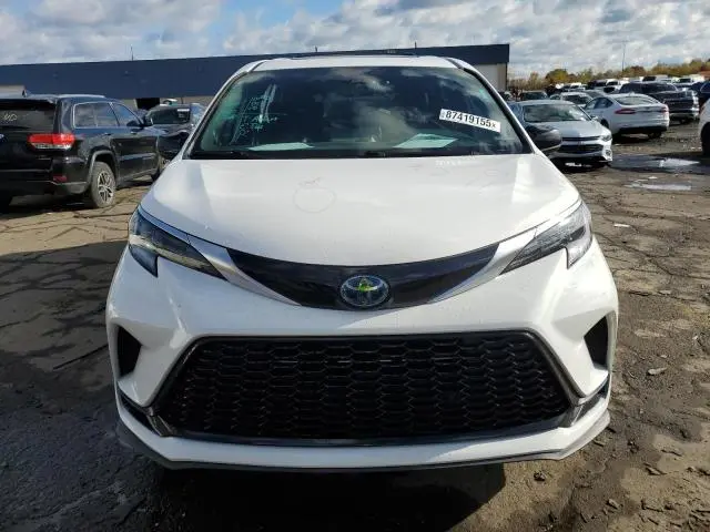 2022 TOYOTA SIENNA XSE  