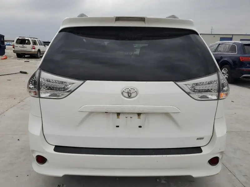 2019 TOYOTA SIENNA SE  