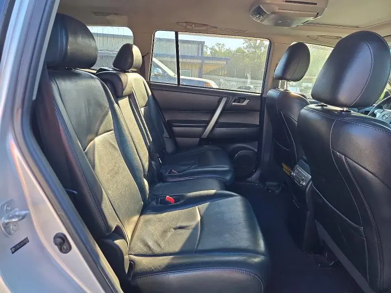 2011 TOYOTA HIGHLANDER SE  