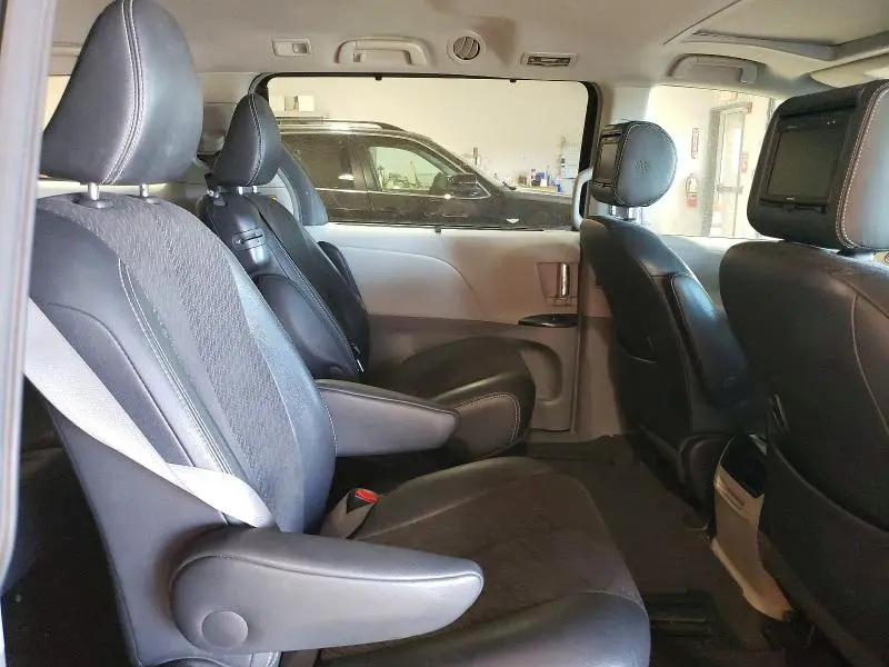 2011 TOYOTA SIENNA SE 8-PASSENGER  