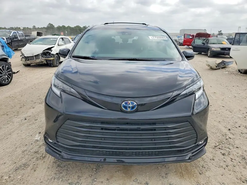 2025 TOYOTA SIENNA WOODLAND EDITION  