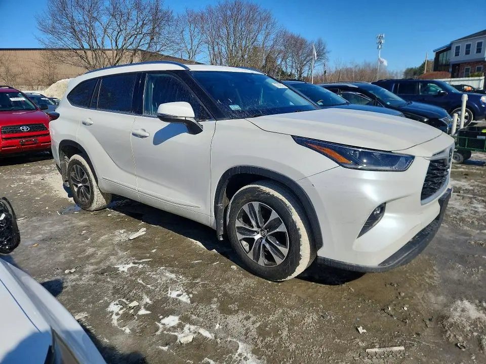 2021 TOYOTA HIGHLANDER XLE  