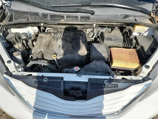 2017 TOYOTA SIENNA LE  